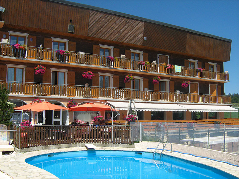 randonnée pédestre, à cheval ou à vtt, parapente, piscine,Hotel bar restaurant deux étoiles Notre Dame des Neiges situé à la féclaz dans le massif des bauges