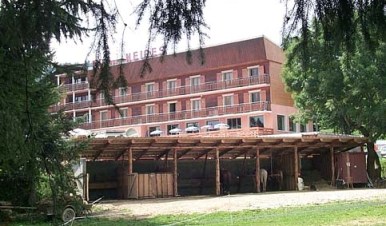 randonnée pédestre, à cheval ou à vtt, parapente, piscine,Hotel bar restaurant deux étoiles Notre Dame des Neiges situé à la féclaz dans le massif des bauges